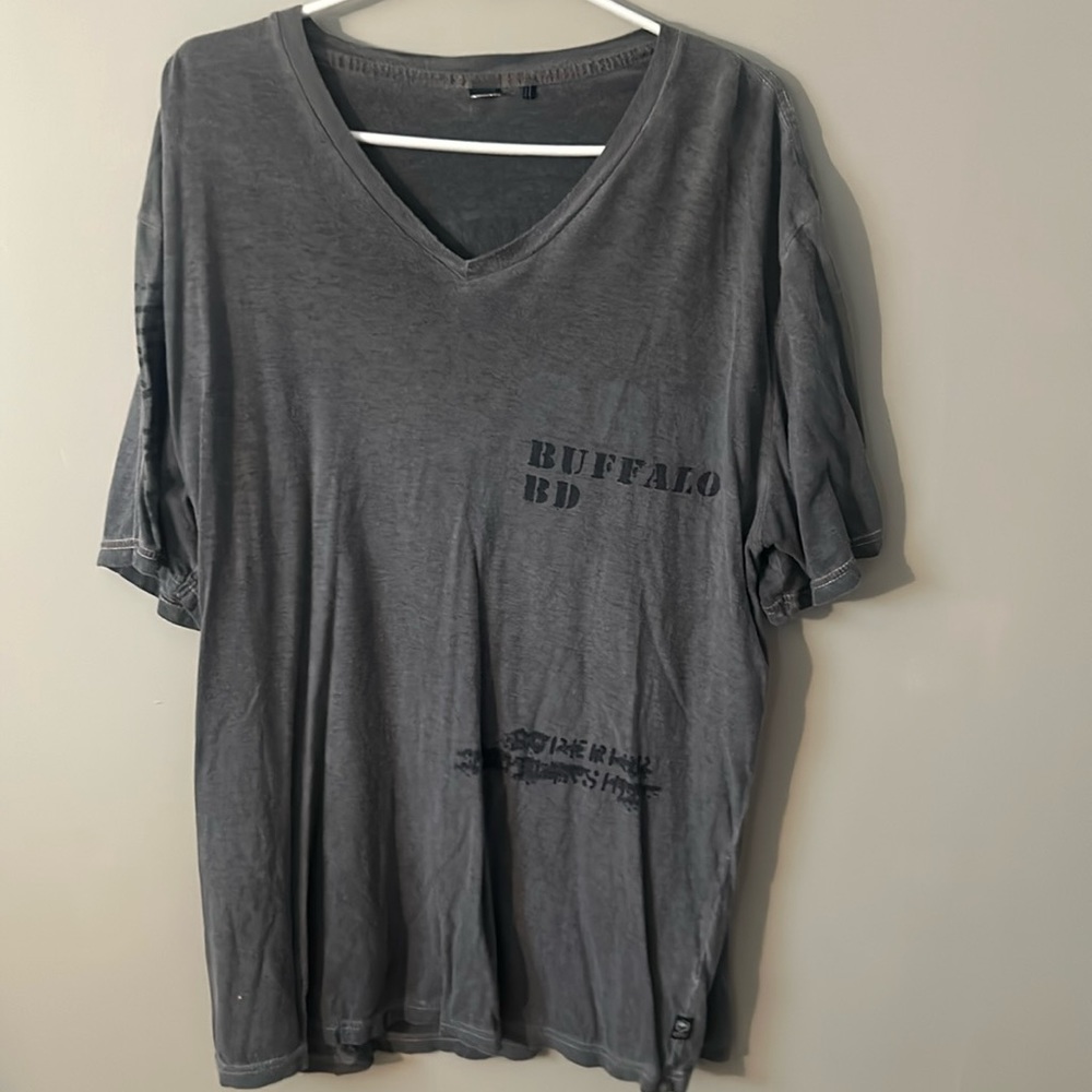 Like new men’s buffalo T-shirt